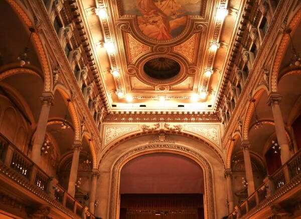 La sala de actos del Colegio San José que seleccionó Candlelight para sus shows en la Argentina