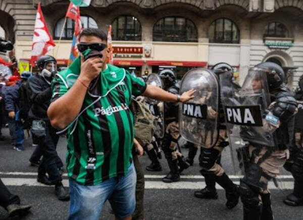 Una jornada donde la violencia se llevó a la calle tras la aprobación de la Ley Bases