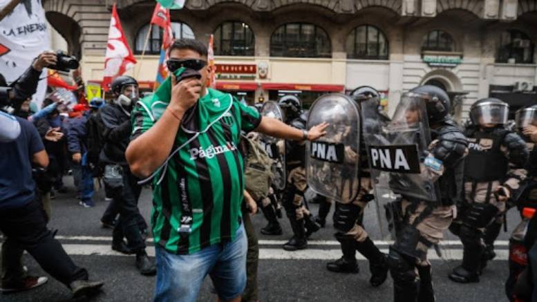 En este momento estás viendo Una jornada donde la violencia se llevó a la calle tras la aprobación de la Ley Bases