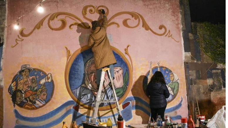 En este momento estás viendo El Gobierno de la Ciudad volvió a tapar un mural titulado “Nunca Más” en Chacarita