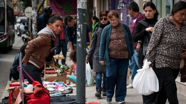 En este momento estás viendo En la Ciudad, la clase media cayó 6 puntos en los primeros 6 meses de gobierno de Milei