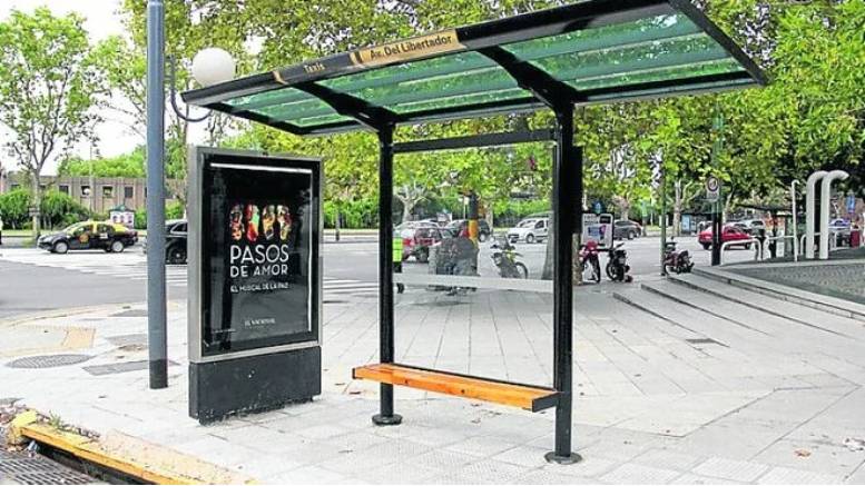 En este momento estás viendo Un proyecto del Gobierno de la Ciudad busca retirar paradas de colectivos de Retiro, Obelisco y Plaza Italia