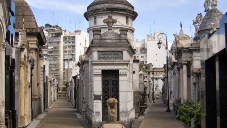 Lee más sobre el artículo Se cumplen 202° Aniversario del cementerio de la Recoleta con sus mitos y leyendas