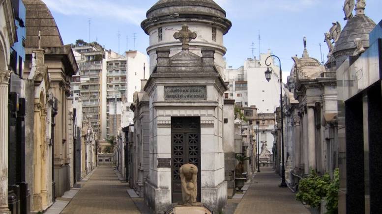 En este momento estás viendo Se cumplen 202° Aniversario del cementerio de la Recoleta con sus mitos y leyendas